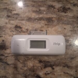 Griffin ITRIP PAV4026 FM TRANSMITTER FOR 30-PIN APPLE IPODS (Not Tested)